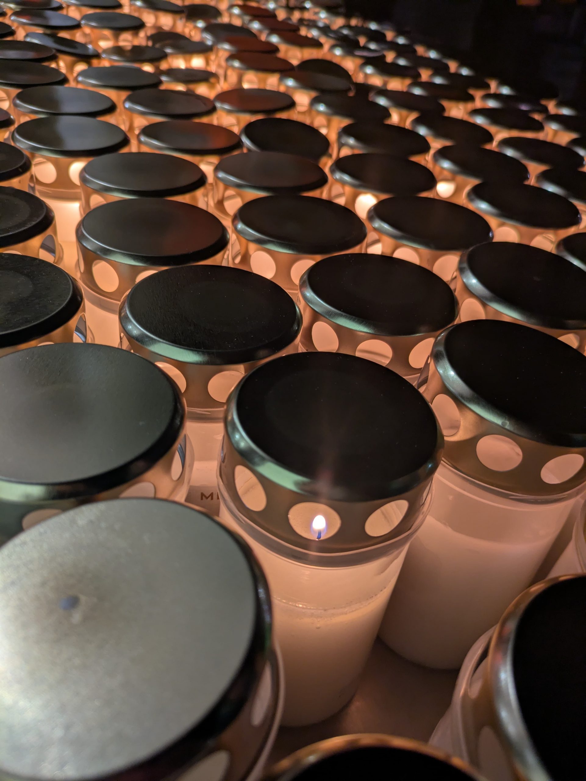 Mehr über den Artikel erfahren Mahnwache als starkes Zeichen gegen Gewalt an Frauen